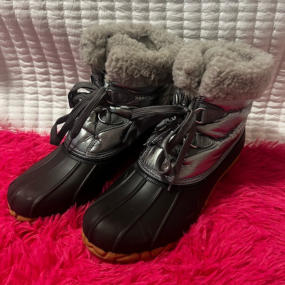 Silver/Dark Navy Metallic snow boots - Picture 1 of 3